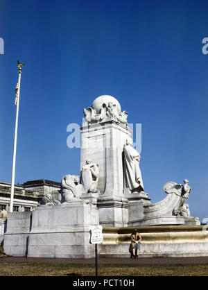 Columbus Springbrunnen und Statue vor der Union Station in Washington, D.C. ca 1943 Stockfoto