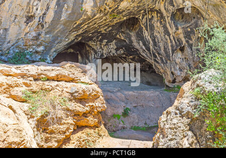 Der Eingang zum alten Karain Höhle, am Hang des Katran Mount in Yagca Village, Türkei. Stockfoto