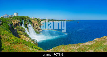 Panorama der Uneinnehmbare Klippen der Küste Antalyas mit Blick auf eindrucksvolle untere Duden Wasserfall, dass im Meer abstürzt, Erstellen der hellen rainb Stockfoto