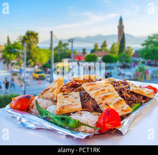 Die Restaurants von Antalya bietet traditionelle Gerichte der türkischen Küche - Döner Kebab, mit Reis, Fladenbrot, Gemüse, Türkei dienen. Stockfoto