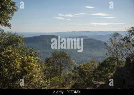 Die Aussicht von der Roten Khmer Tempel von Preah Vihear Prsat nördlich der Stadt Sra-EM in der Provinz Preah Vihear im Nordwesten von Kambodscha. Kambodscha, Sra E Stockfoto