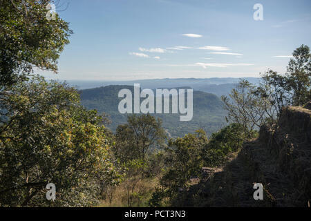 Die Aussicht von der Roten Khmer Tempel von Preah Vihear Prsat nördlich der Stadt Sra-EM in der Provinz Preah Vihear im Nordwesten von Kambodscha. Kambodscha, Sra E Stockfoto