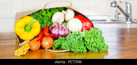 Frische Organische rohes Gemüse essen Lieferung in Papiertüte auf holzbank in der Küche Stockfoto