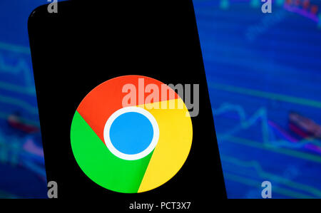 Kiew, Ukraine - August 4, 2018: Die Chrom Anwendung gesehen auf einem Meisu Smartphone mit dem Hintergrund einer Börse angezeigt. Google Chrome (einfach als Chrom bekannt) ist ein Freeware Web Browser von Google LLC entwickelt. Stockfoto