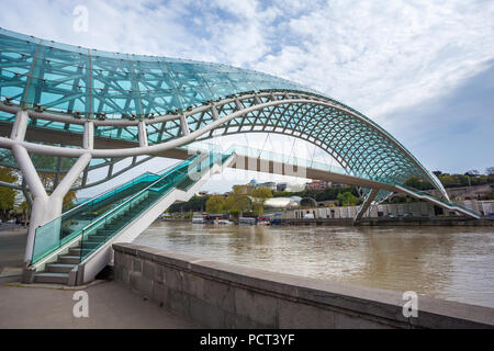 Brücke des Friedens in Tiflis, Geaorgia, Fußgängerbrücke über den Kura in Tiflis, der Hauptstadt Georgiens. Stockfoto