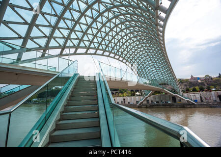 Brücke des Friedens in Tiflis, Geaorgia, Fußgängerbrücke über den Kura in Tiflis, der Hauptstadt Georgiens. Stockfoto