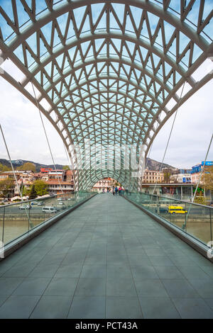 Brücke des Friedens in Tiflis, Geaorgia, Fußgängerbrücke über den Kura in Tiflis, der Hauptstadt Georgiens. Stockfoto