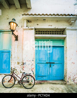 Bilder in Cartagena Kolumbien rund um die Altstadt, schöne Häuser aus der Kolonialzeit. Die alten Fahrrad wir es gegen die alten kolonialen Türen verwenden. Stockfoto