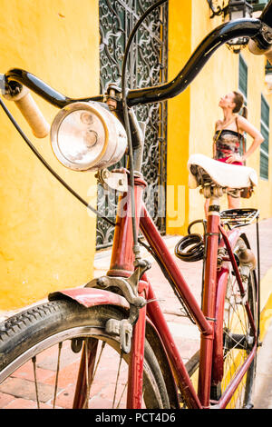 Bilder in Cartagena Kolumbien rund um die Altstadt, schöne Häuser aus der Kolonialzeit. Die alten Fahrrad wir es gegen die alten kolonialen Türen verwenden. Stockfoto