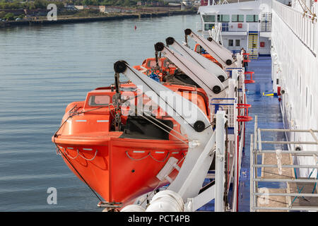 Fähre mit Rettungsbooten in Newcastle Hafen kommen, England Stockfoto