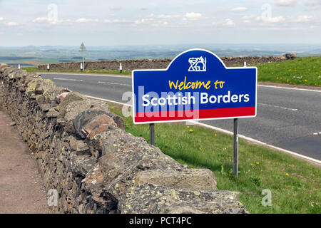 Grenze zwischen England und Schottland bei Carter Bar mit Namensschild Stockfoto