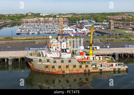 Hafen Newcastle am Ufer des Flusses Tyne mit mehreren günstig chartern Schiffe Stockfoto