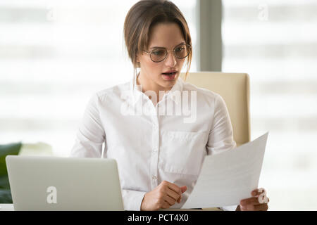 Frustrierte Geschäftsfrau umgekippt Lesen erfolglosen Unternehmen Fina Stockfoto