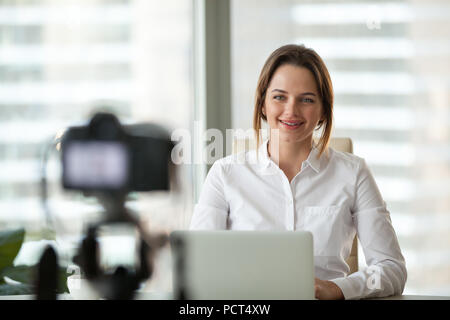 Zuversichtlich Geschäftsfrau Aufnahme video Kurs auf Kamera Stockfoto