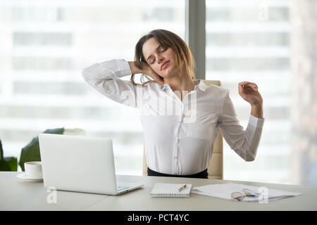 Erschöpft Geschäftsfrau unter Bruch von sitzende Tätigkeiten stretch Stockfoto