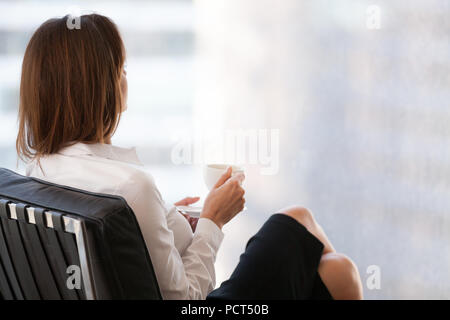 Zuversichtlich, dass weibliche Kaffeegenuss über Erfolg denken Stockfoto