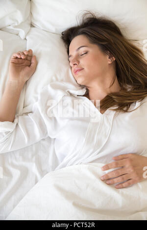 Ruhig Mädchen erholsamen Schlaf auf weichen Kissen im Schlafzimmer Stockfoto