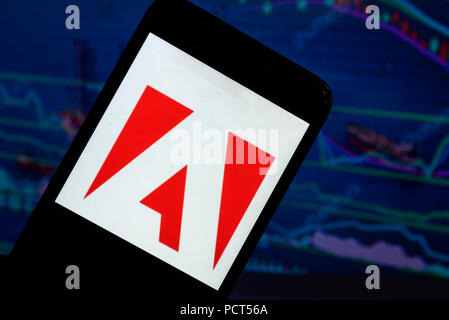 Kiew, Ukraine - August 4, 2018: Adobe Systems Logo n gesehen auf einem Smartphone mit dem Hintergrund einer Börse shedle. Adobe Systems Incorporated, die gemeinhin als Adobe bekannt, ist eine US-amerikanische multinationale computer software unternehmen. Das Unternehmen ist in San Jose, Kalifornien, USA. Stockfoto