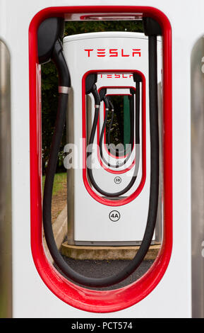 SARN, Großbritannien - 2 August, 2018: eine Reihe von Tesla Superchargers am Sarn Park Autobahn Dienstleistungen aus der M4 in der Nähe von Bridgend in Wales. Stockfoto