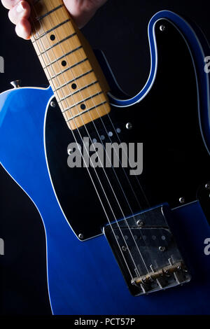 Nahaufnahme einer Abholung eine E-Gitarre. Stockfoto