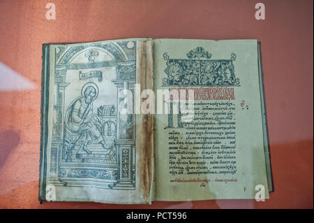 Zolochiv, Ukraine - Juli 24, 2018: Alte religiöse Buch hinter dem Glas im Museum. Stockfoto