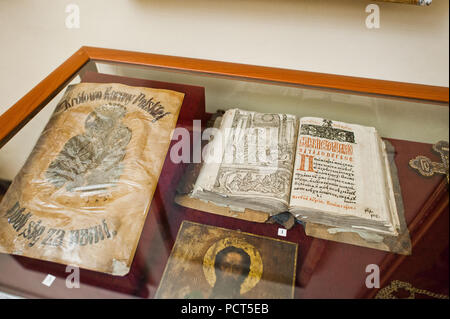 Zbarazh, Ukraine - Juli 24, 2018: Alte religiöse Buch hinter dem Glas im Museum oder Galerie. Stockfoto