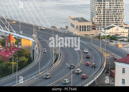 Wladiwostok, Russia-July 29, 2018: Auto Verkehr auf der Goldenen Brücke Stockfoto