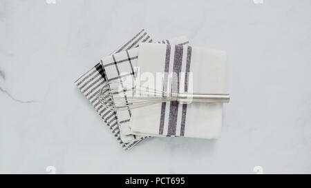 Klappbare Blck und weiß gemusterten Papier Handtücher auf Marmor Oberfläche. Stockfoto