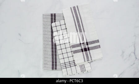 Klappbare Blck und weiß gemusterten Papier Handtücher auf Marmor Oberfläche. Stockfoto