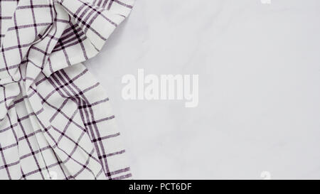 Klappbare Blck und weiß gemusterten Papier Handtücher auf Marmor Oberfläche. Stockfoto