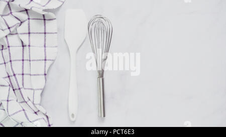 Klappbare Blck und weiß gemusterten Papier Handtücher auf Marmor Oberfläche. Stockfoto