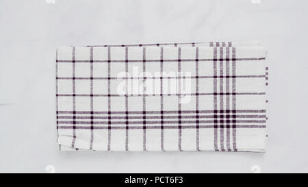 Klappbare Blck und weiß gemusterten Papier Handtücher auf Marmor Oberfläche. Stockfoto