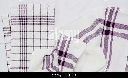 Klappbare Blck und weiß gemusterten Papier Handtücher auf Marmor Oberfläche. Stockfoto