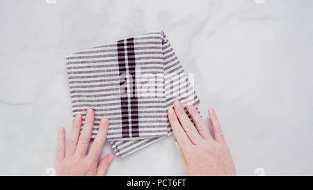 Klappbare Blck und weiß gemusterten Papier Handtücher auf Marmor Oberfläche. Stockfoto