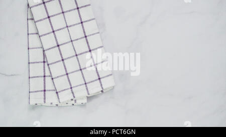 Klappbare Blck und weiß gemusterten Papier Handtücher auf Marmor Oberfläche. Stockfoto