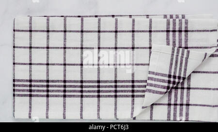 Klappbare Blck und weiß gemusterten Papier Handtücher auf Marmor Oberfläche. Stockfoto