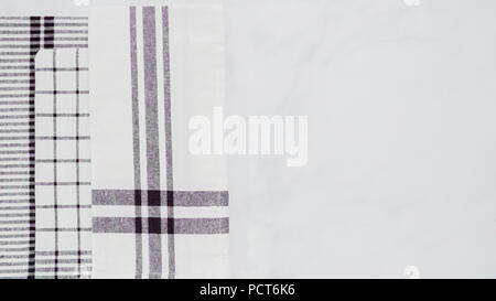 Klappbare Blck und weiß gemusterten Papier Handtücher auf Marmor Oberfläche. Stockfoto