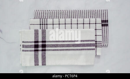 Klappbare Blck und weiß gemusterten Papier Handtücher auf Marmor Oberfläche. Stockfoto