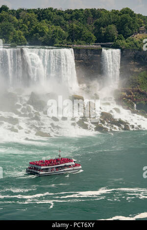 Niagara Falls, NY, USA. Touristen betrachten die Amerikanische und die Bridal Veil Falls vom Ufer und vom Boot Hornblower auf dem Niagara River. Stockfoto