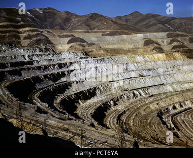 Ansicht des Utah Copper Company Tagebau arbeiten an Carr Gabel, als von der Eisenbahn, Bingham Canyon, Utah - November 1942 gesehen Stockfoto