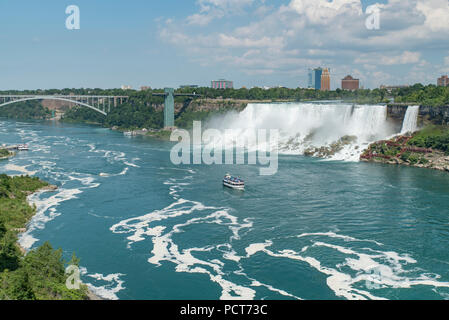 Niagara Falls, NY, USA. Den Blick von dem Niagara River im Sommer an der Amerikanischen und Bridal Veil Falls, ausflugsschiff Maid of the Mist, und die Rainbow Bridge. Stockfoto