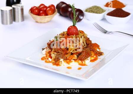 Urkish Fleisch Kebab mit Joghurt und Pommes Frites - cokertme Kebabi Stockfoto