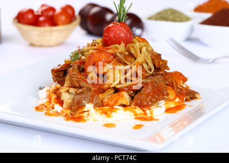 Urkish Fleisch Kebab mit Joghurt und Pommes Frites - cokertme Kebabi Stockfoto