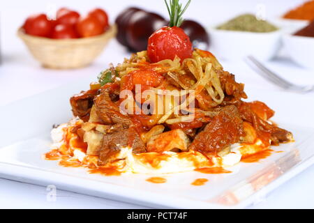 Urkish Fleisch Kebab mit Joghurt und Pommes Frites - cokertme Kebabi Stockfoto