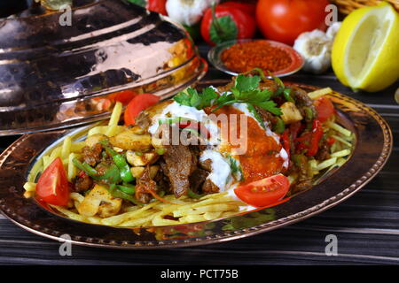Urkish Fleisch Kebab mit Joghurt und Pommes Frites - cokertme Kebabi Stockfoto