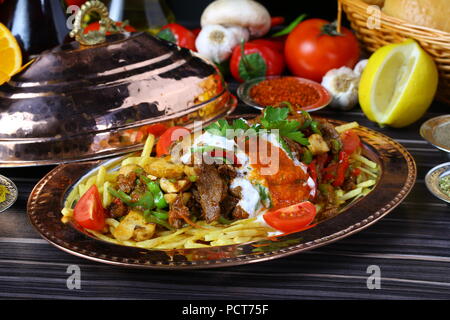 Urkish Fleisch Kebab mit Joghurt und Pommes Frites - cokertme Kebabi Stockfoto