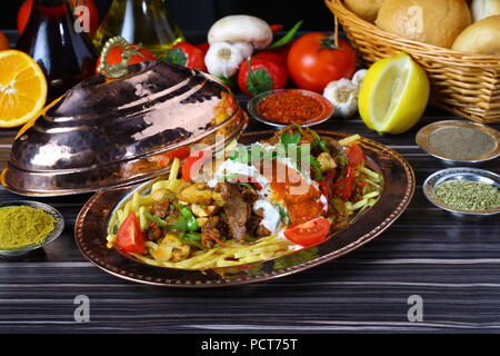 Urkish Fleisch Kebab mit Joghurt und Pommes Frites - cokertme Kebabi Stockfoto