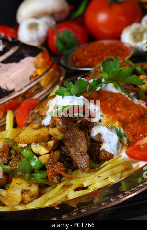 Urkish Fleisch Kebab mit Joghurt und Pommes Frites - cokertme Kebabi Stockfoto