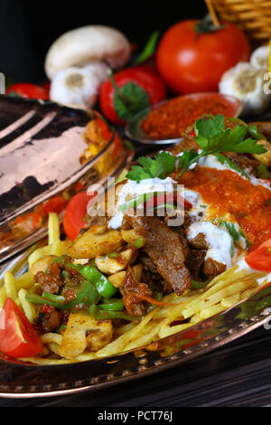 Urkish Fleisch Kebab mit Joghurt und Pommes Frites - cokertme Kebabi Stockfoto