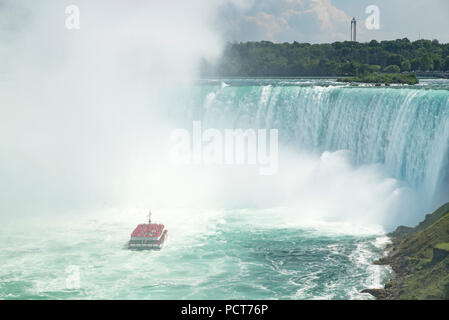 Niagara Falls, Ontario, Kanada. Ansicht von der kanadischen Seite im Sommer von Touristen anzeigen Horseshoe Falls von Tour boot Hornblower. Stockfoto
